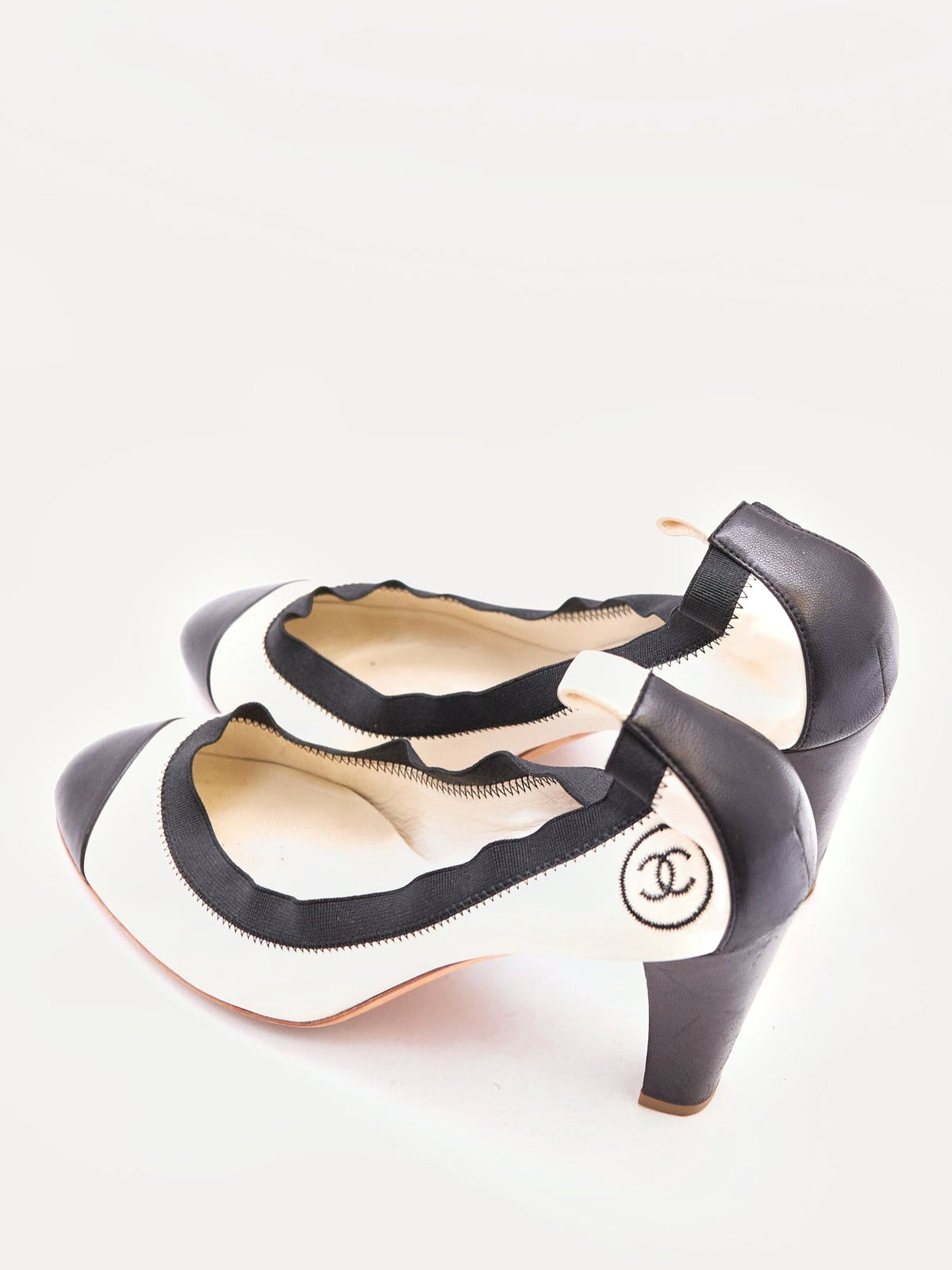 Chanel White Black Scrunch Ballet Pumps Size 40