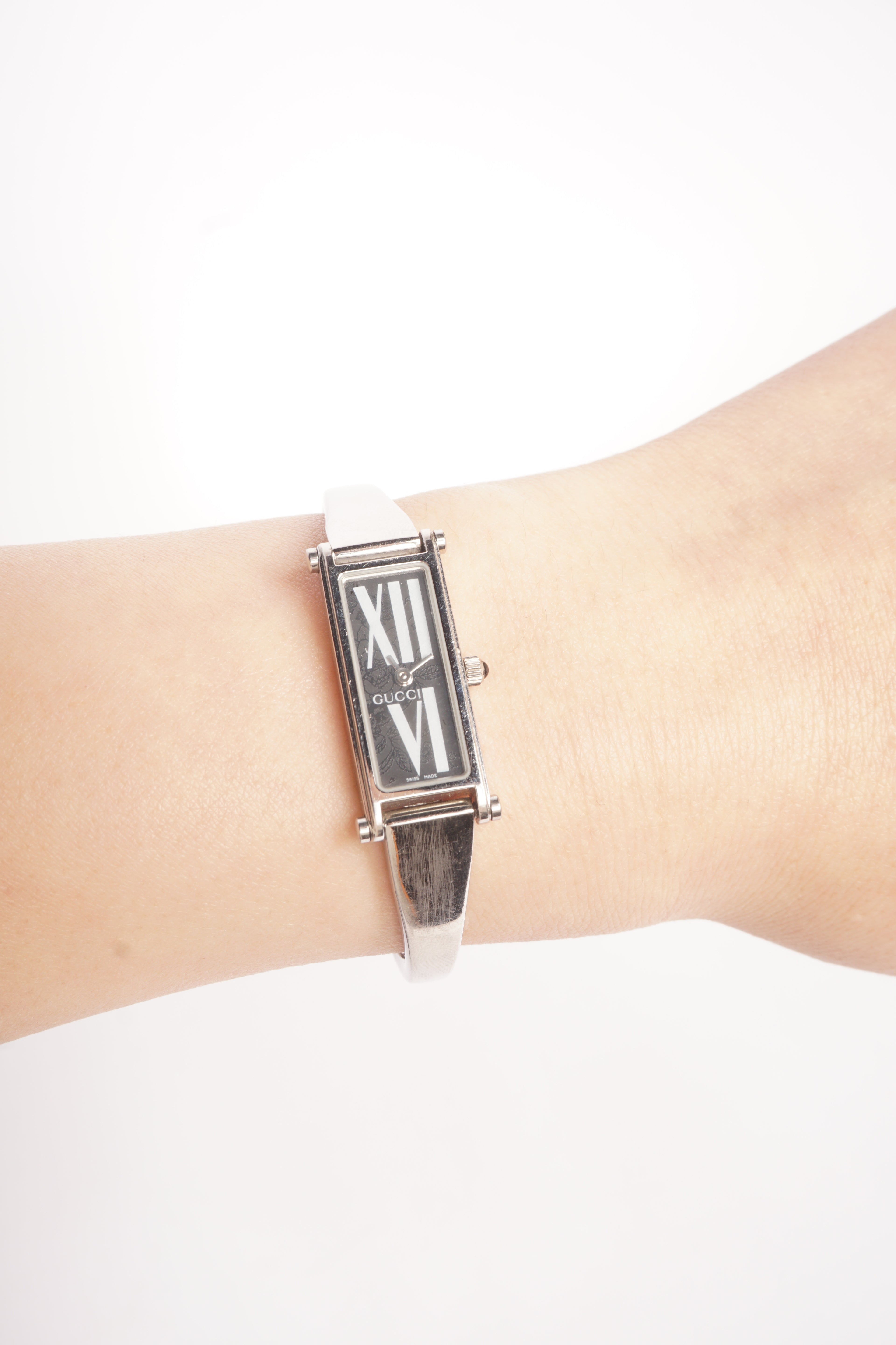 Gucci Roman Numeral Silver Bangle 1500L Watch