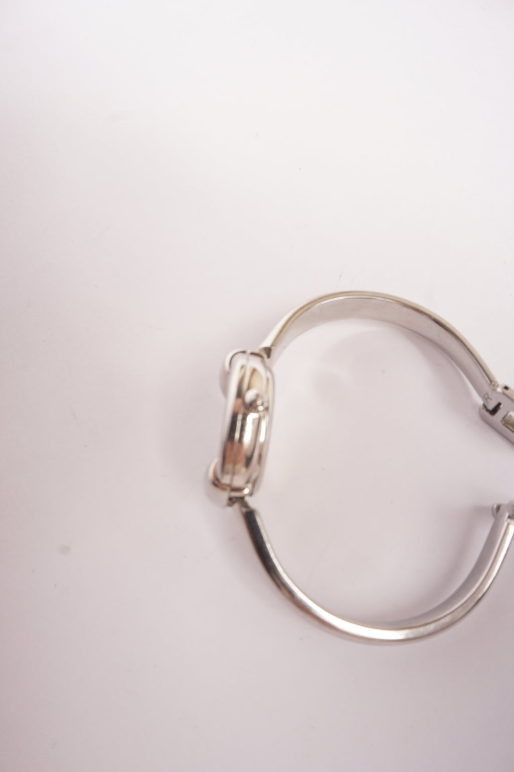 Gucci White Mother of Pearl Round Dial 1400L Bangle Watch