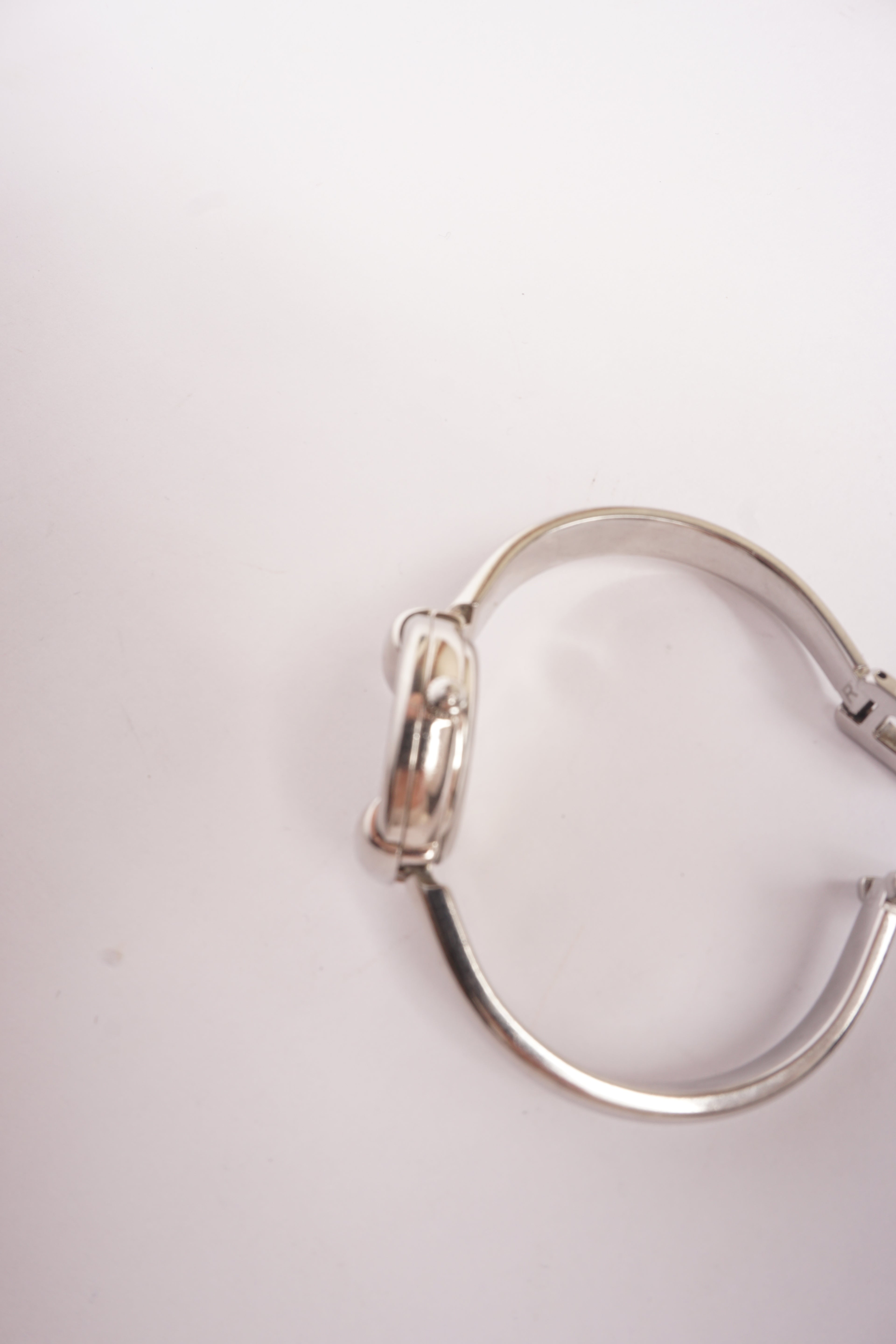 Gucci White Mother of Pearl Round Dial 1400L Bangle Watch
