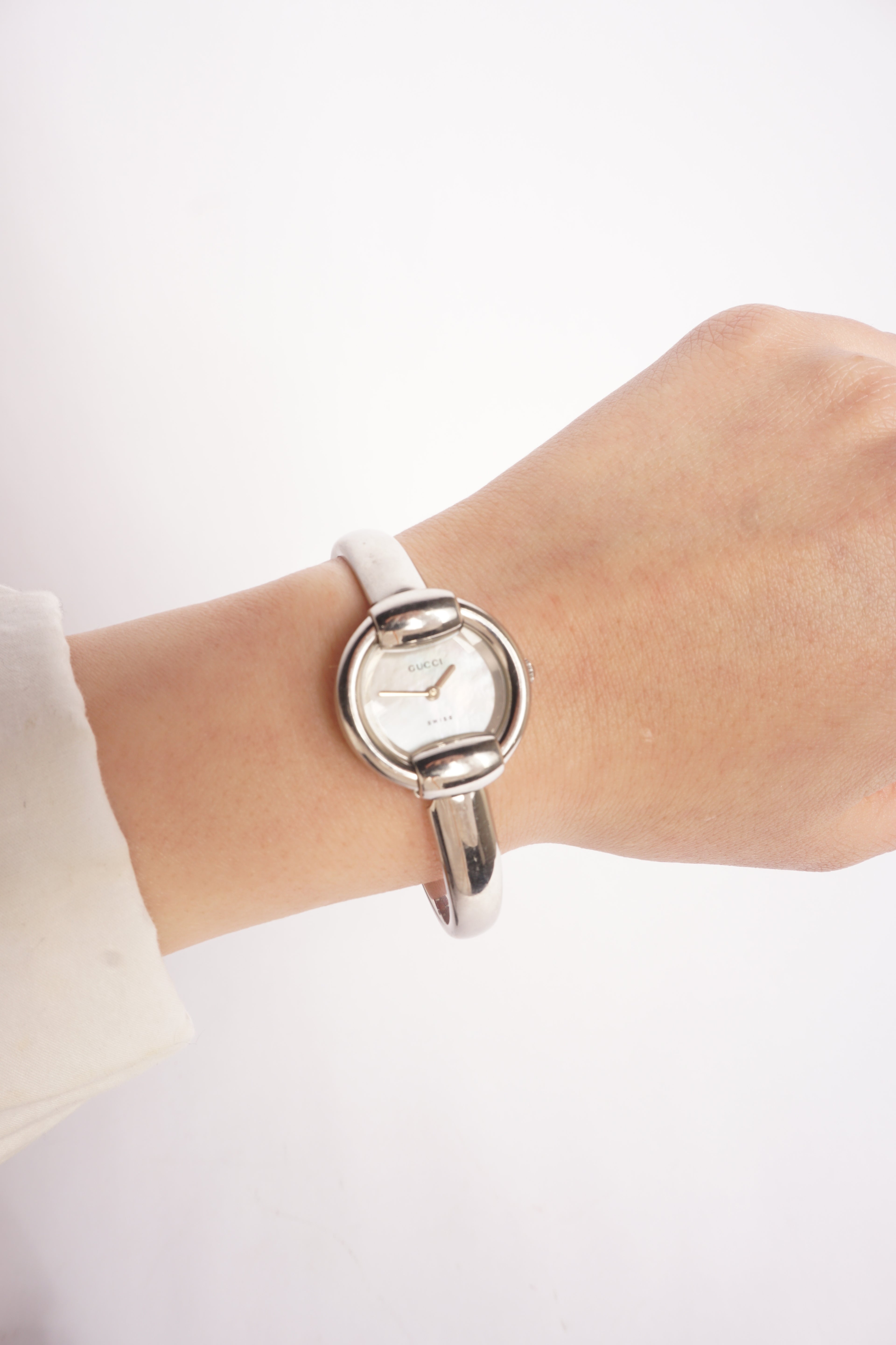 Gucci White Mother of Pearl Round Dial 1400L Bangle Watch