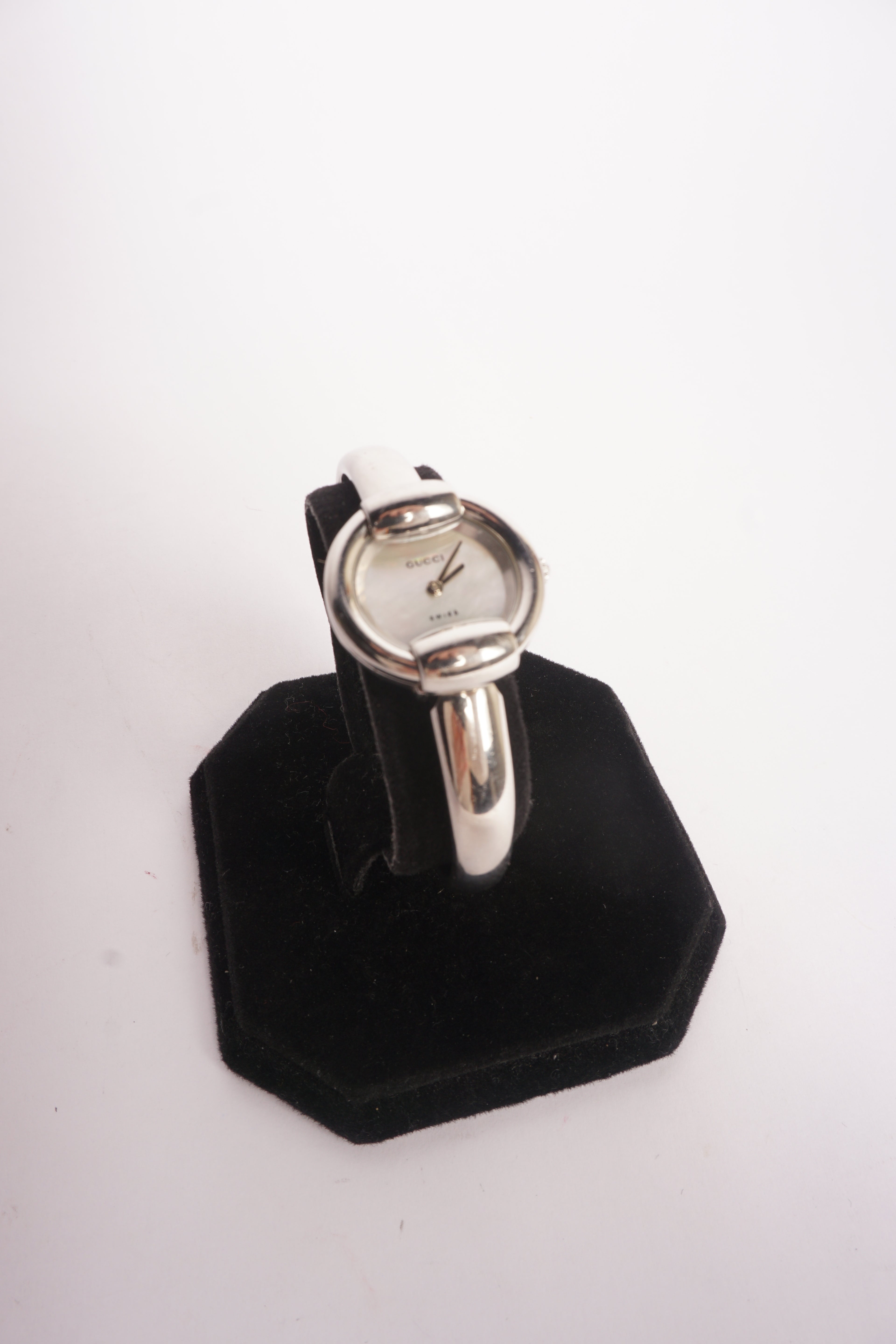 Gucci White Mother of Pearl Round Dial 1400L Bangle Watch