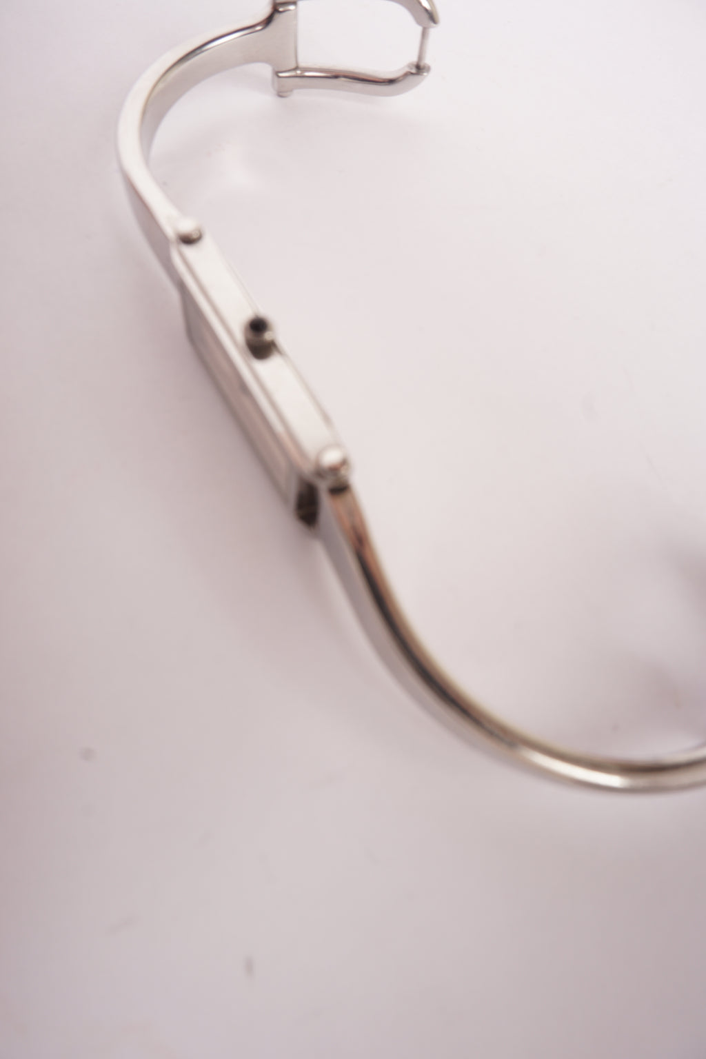 Gucci White Dial Silver 1500L Bangle Watch