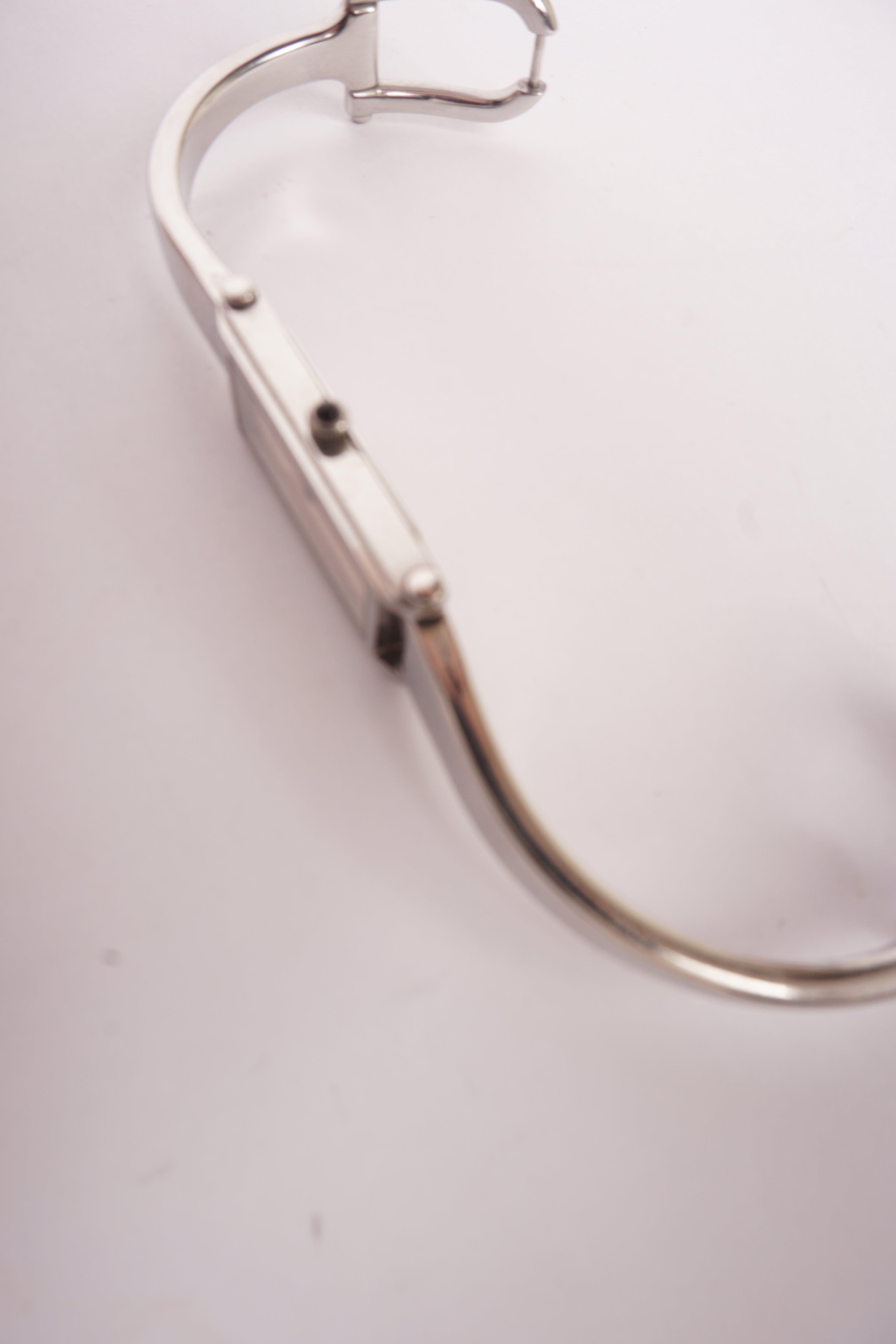 Gucci White Dial Silver 1500L Bangle Watch