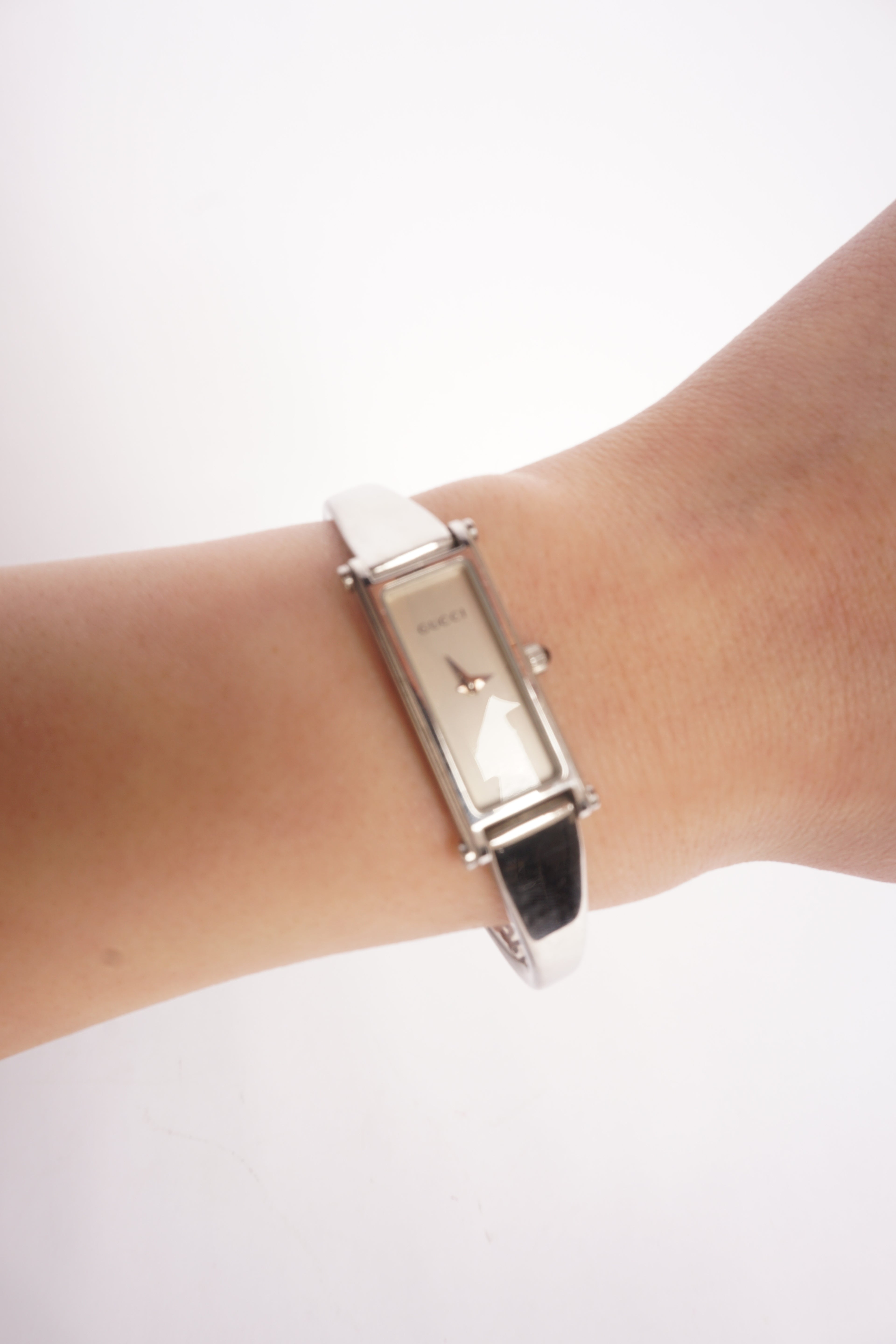 Gucci White Dial Silver 1500L Bangle Watch