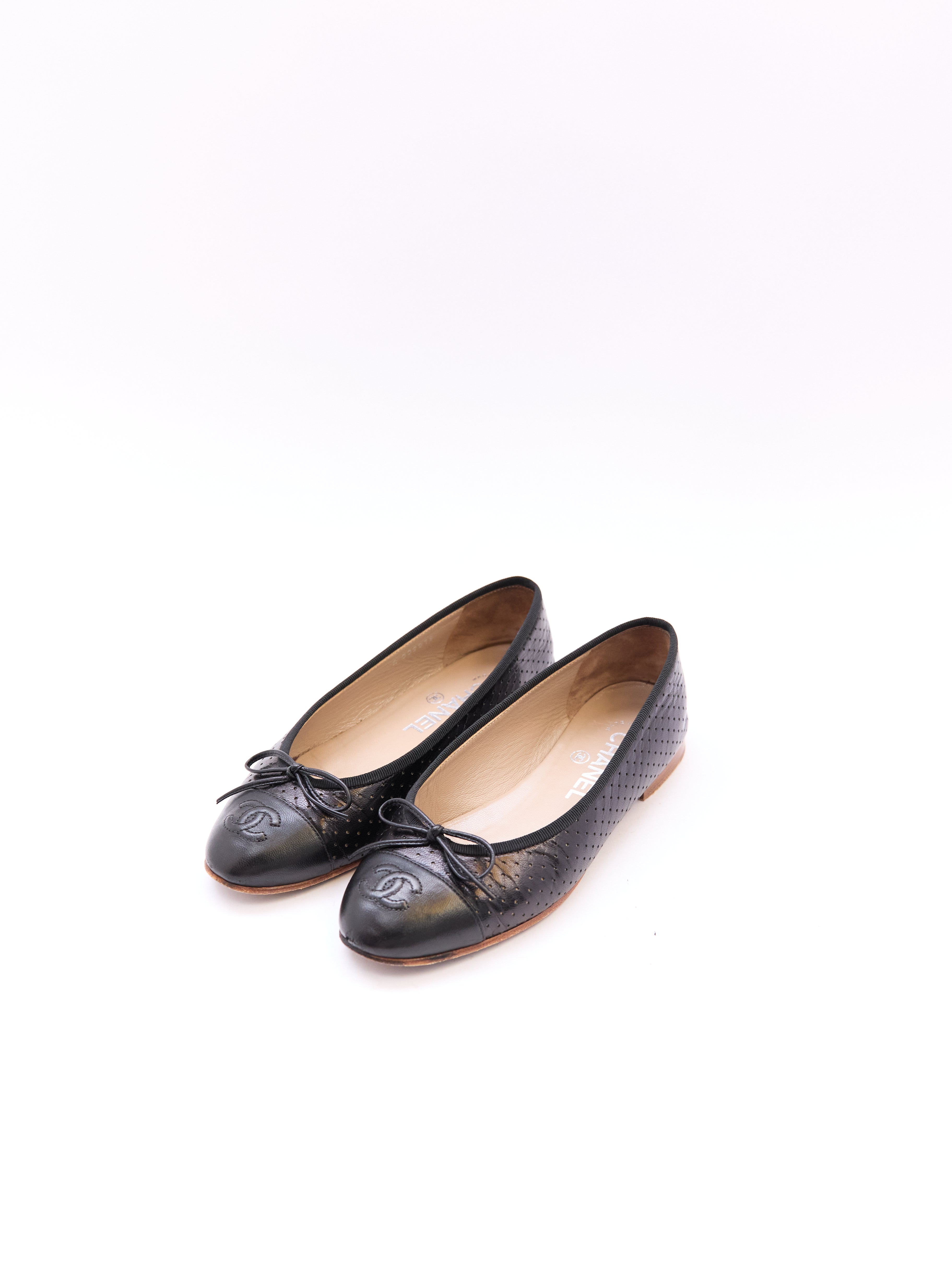 CHANEL ブラック フラットシューズ 35.5 Chanel Black Leather Perforated Flats Size 35.5 – past studies